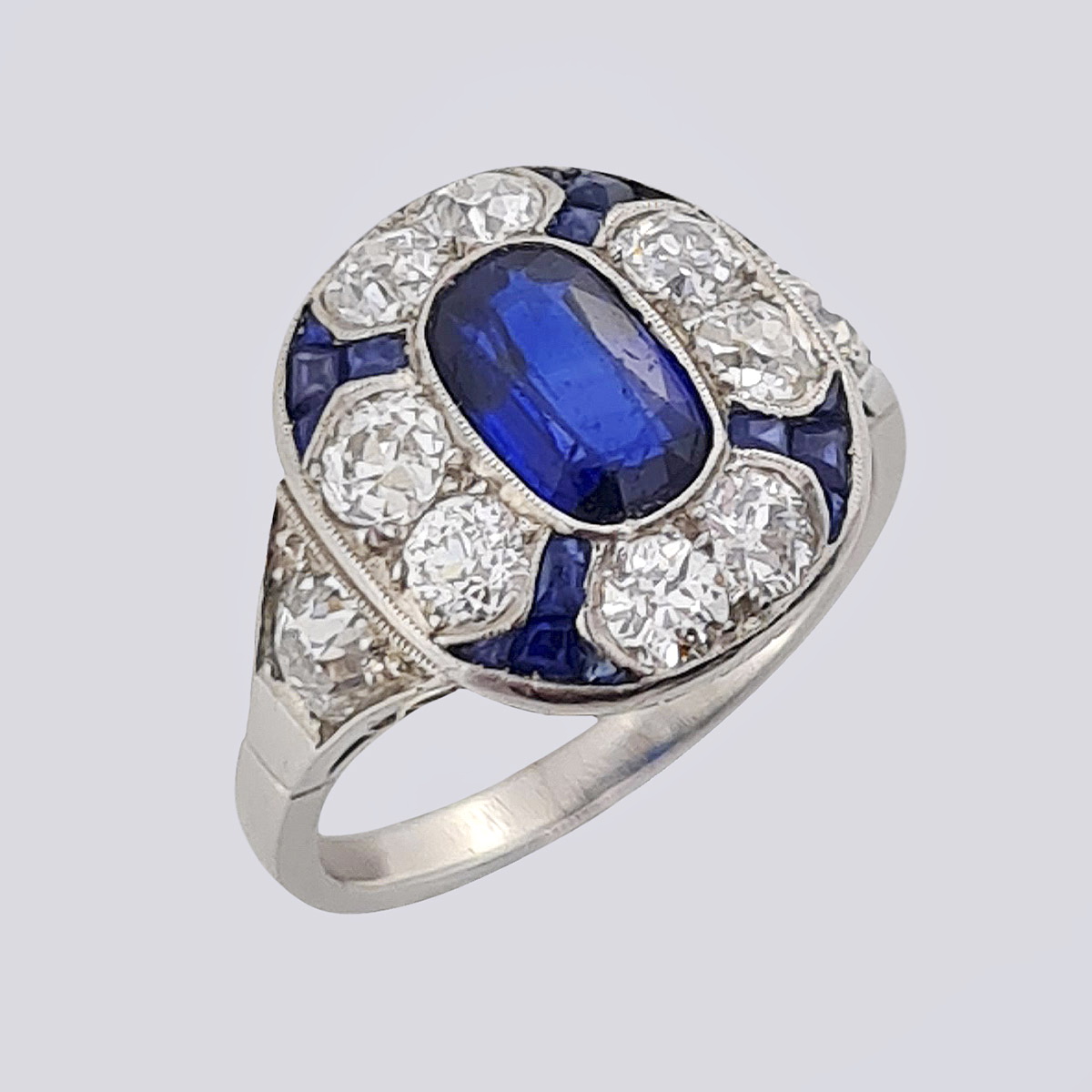 Кольцо из платины 950 пробы с бриллиантами старой огранки и природными сапфирами